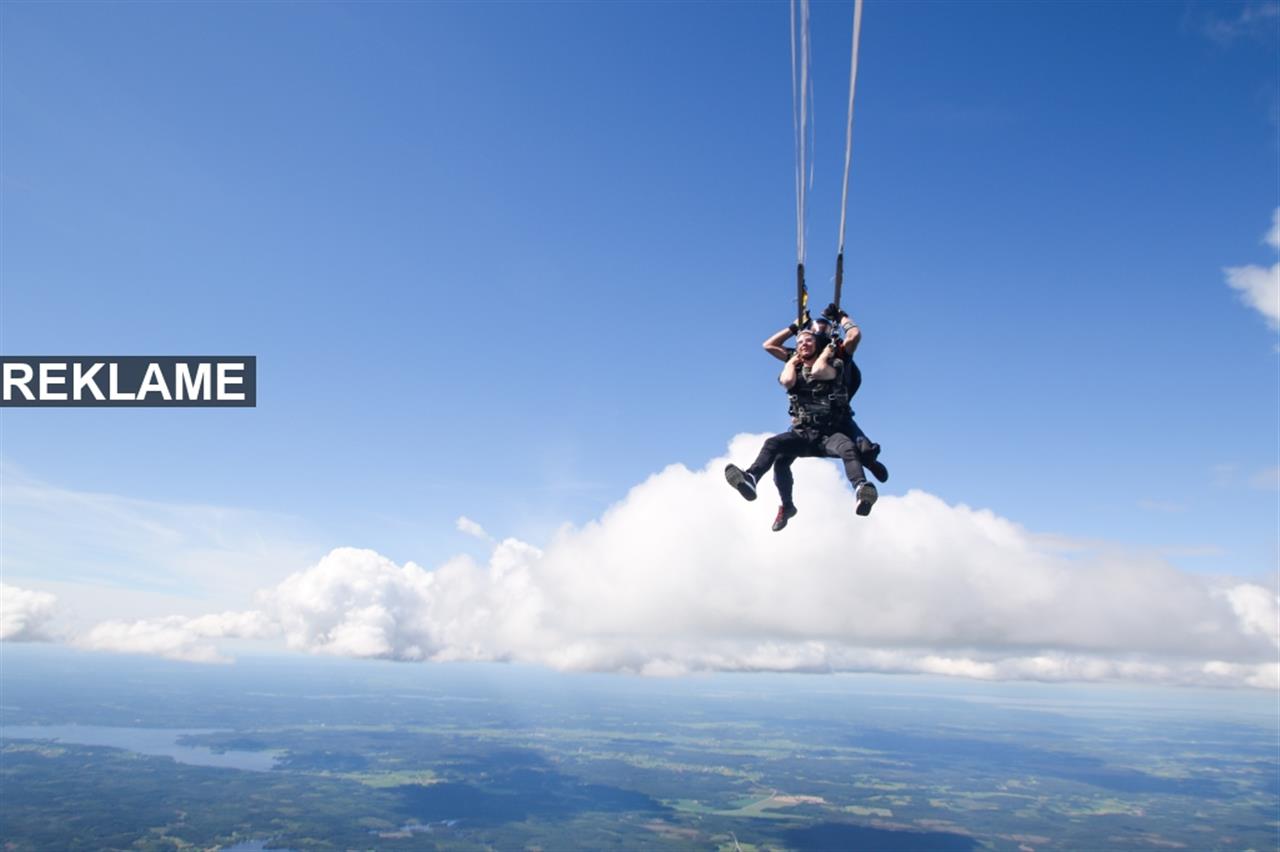 Tandemspring en fantastisk oplevelse der far dig til at svæve
